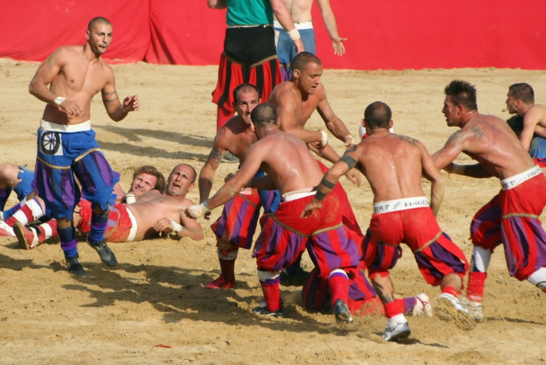 Il Calcio Storico risale al XVI secolo ed è assolutamente da vedere nel mese di Giugno a Firenze