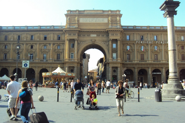 Piazza della Repubblica e i suoi bar storici sono da visitare durante una vacanza a Firenze