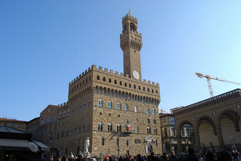 Palazzo Vecchio fu costruito tra il XIII e XIV secolo ed oggi è la sede del Comune di Firenze